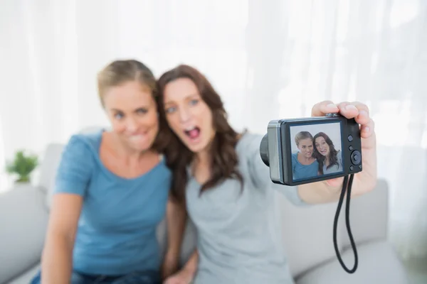 Friends making faces while taking pictures — Stock Photo, Image