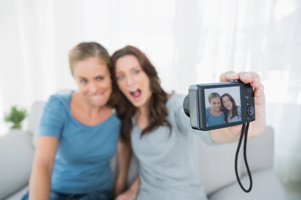 Vrienden maken van gezichten terwijl het nemen van foto 's — Stockfoto