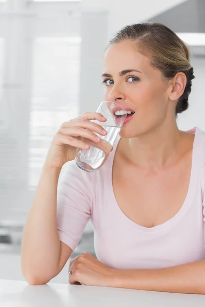 Donna attraente acqua potabile — Foto Stock