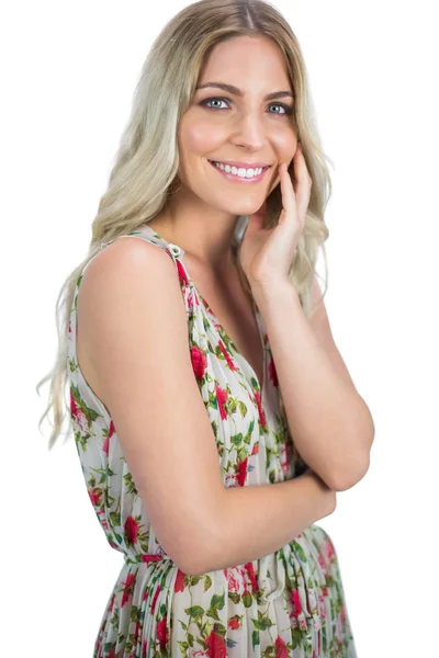 Lykkelig blondine kledd i blomstret kjole poserende – stockfoto