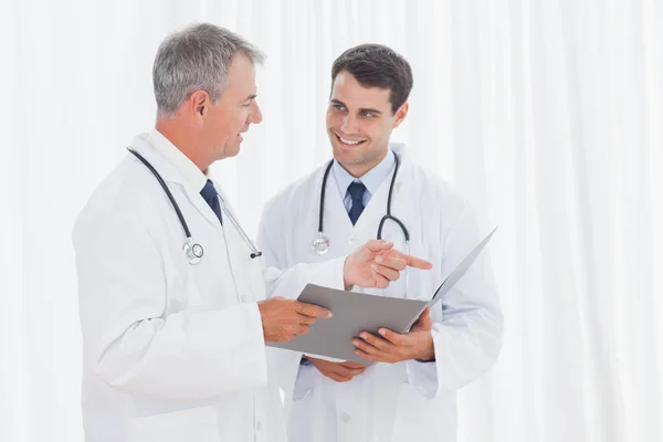 Médicos sorridentes analisando os resultados juntos — Fotografia de Stock