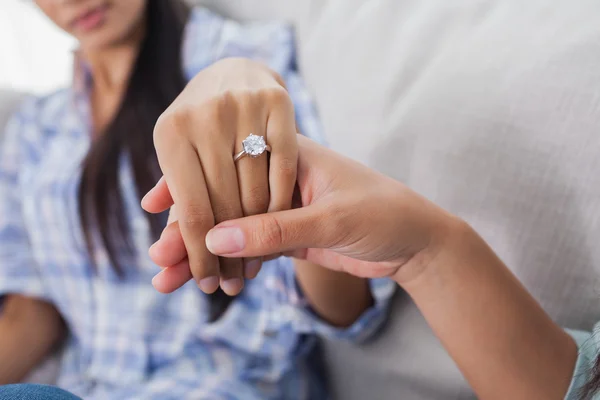 Verlovingsring op womans hand — Stockfoto