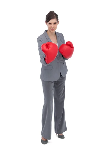 Mulher competitiva com luvas de boxe — Fotografia de Stock