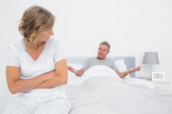 Mujer enojada mirando al marido haciendo gestos durante una pelea — Foto de Stock