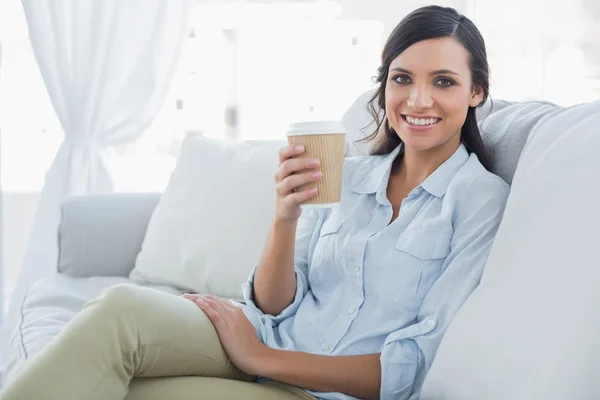 Gelukkig verleidelijke brunette met koffie — Stockfoto
