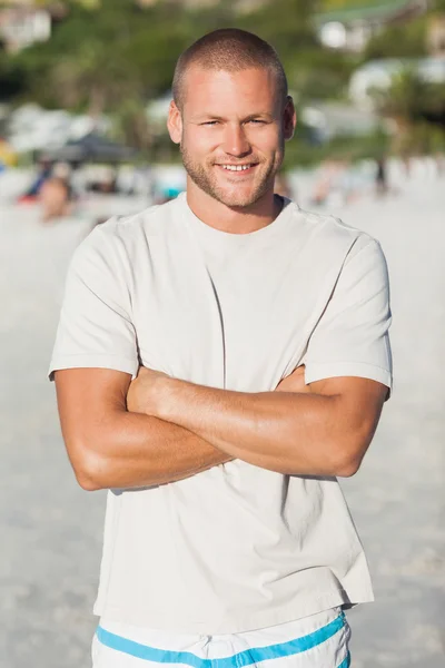 Schöner glücklicher Mann im Badeanzug und Tenshrt posiert — Stockfoto