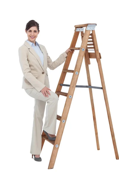Glad affärskvinna klättra på karriärstegen — Stockfoto