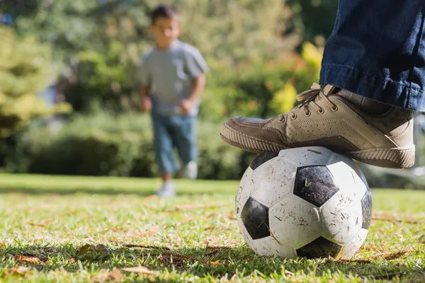 Ребенок бежит за футболом — стоковое фото