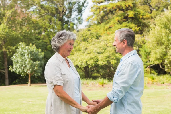 Pareja feliz sonriendo y uno frente al otro —  Fotos de Stock