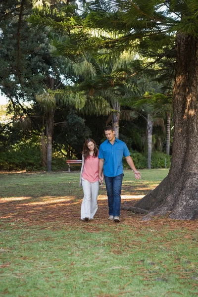 Casal andando de mãos dadas — Fotografia de Stock