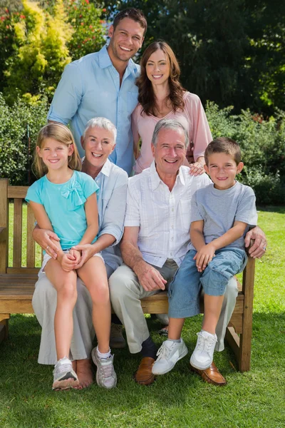 Boldog több generációs család ül a parkban — Stock Fotó