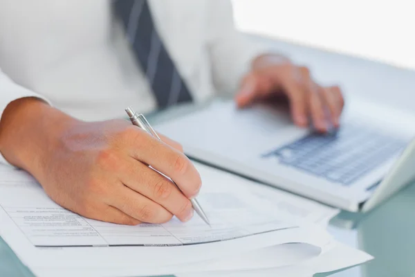 Close up on businessmen hands working — стоковое фото