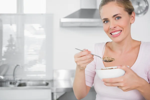 Vrolijke vrouw die houden kom van granen — Stockfoto