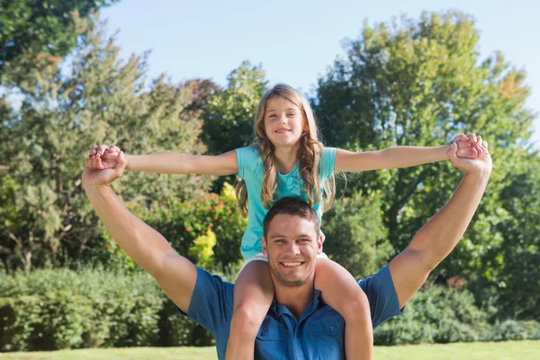 Daughter sitting on dads shoulder — Stock Photo, Image