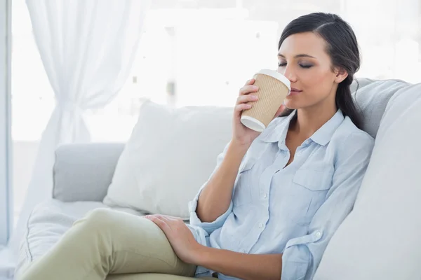 Gelukkig verleidelijke brunette drinken koffie — Stockfoto