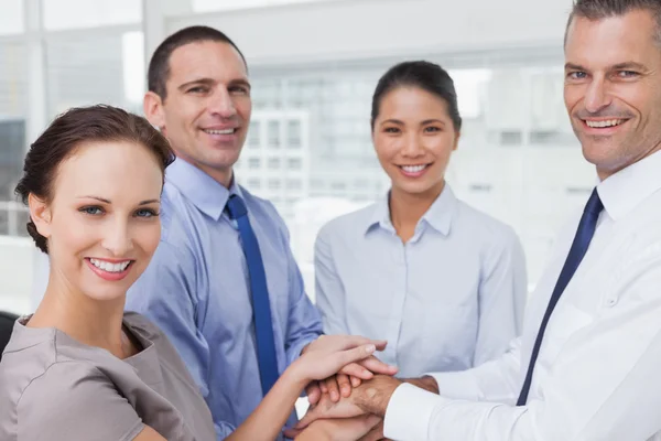 Vrolijke werk team handen samen te voegen — Stockfoto