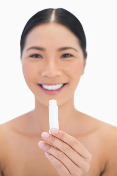 Vrolijke prachtige natuurlijke model houden van chap stick — Stockfoto