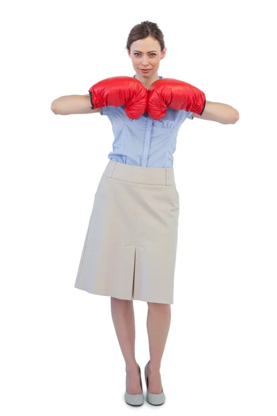 Difícil empresária posando com luvas de boxe vermelho — Fotografia de Stock