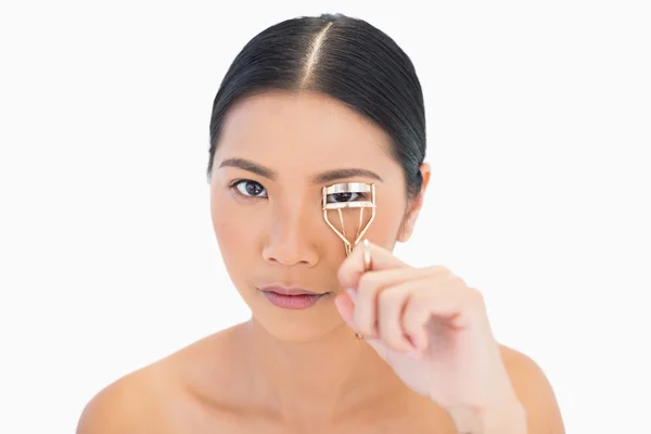 Natural model using eyelash curler — Stock Photo, Image