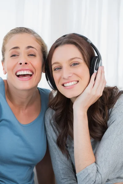 Skrattande kvinnor lyssnar på musik — Stockfoto