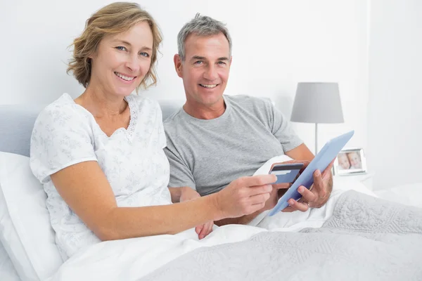 Pareja feliz utilizando su PC tableta para comprar en línea — Foto de Stock