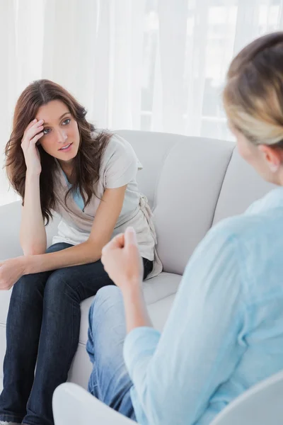 Upprörd kvinna sitter med sin terapeut talar till henne — Stockfoto