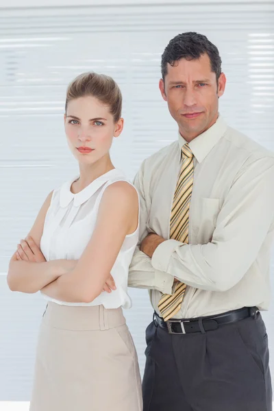 Seriöse Mitarbeiter posieren gemeinsam — Stockfoto