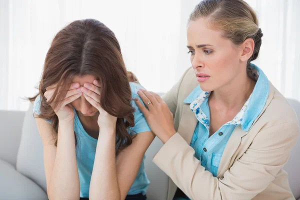 Mujer llorando con su terapeuta preocupado — Foto de Stock