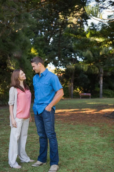 Pareja feliz mirándose a la sombra — Foto de Stock