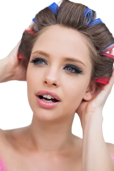 Modelo com encrespadores de cabelo tocando seu cabelo — Fotografia de Stock