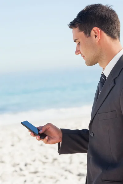 Concentrated businessman sending a text message — Stock Photo, Image