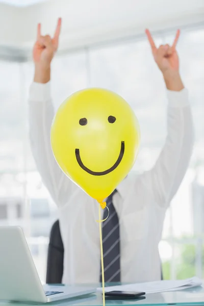 Κίτρινο μπαλόνι με χαρούμενο πρόσωπο κρύψιμο των ροκ εν ρολ businessm — Φωτογραφία Αρχείου