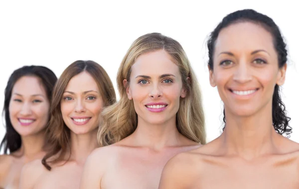 Lächelnde Nacktmodelle posieren in einer Reihe und schauen in die Kamera — Stockfoto