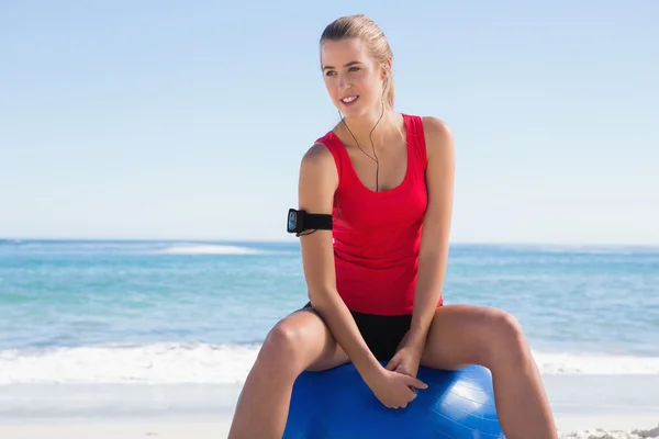 Fitte Frau sitzt auf Gymnastikball — Stockfoto