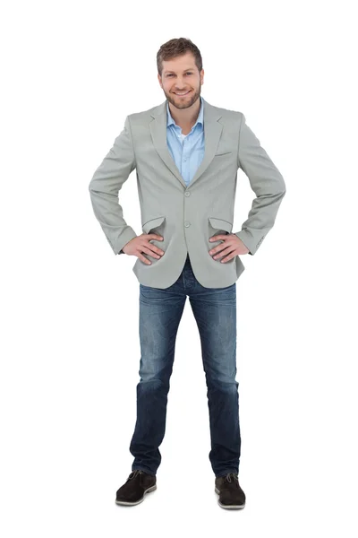 Elegante hombre sonriendo con las manos en las caderas —  Fotos de Stock