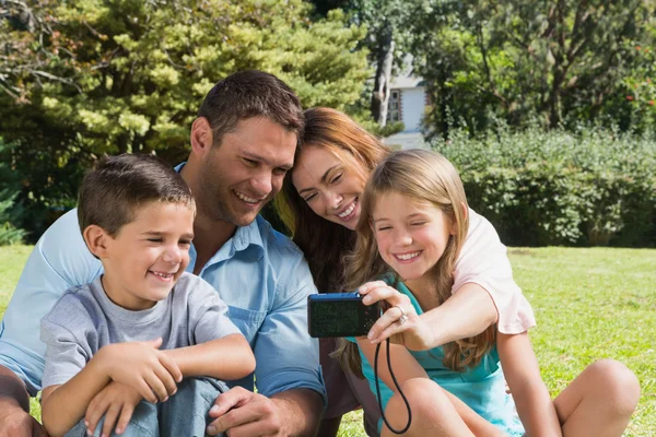 Família rindo olhando para uma câmera — Fotografia de Stock