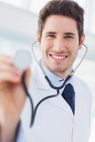 Heureux docteur avec son stéthoscope regardant la caméra — Photo