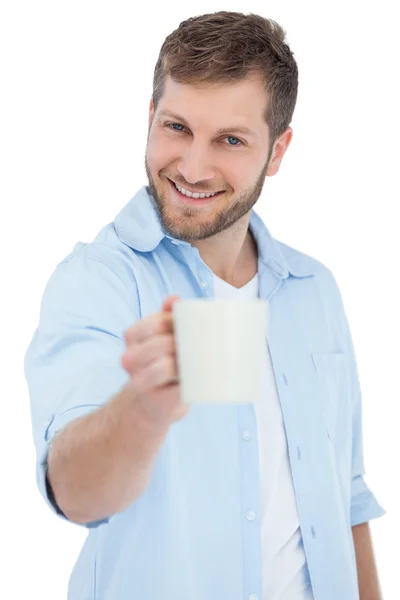 Sorrindo modelo oferecendo uma caneca — Fotografia de Stock