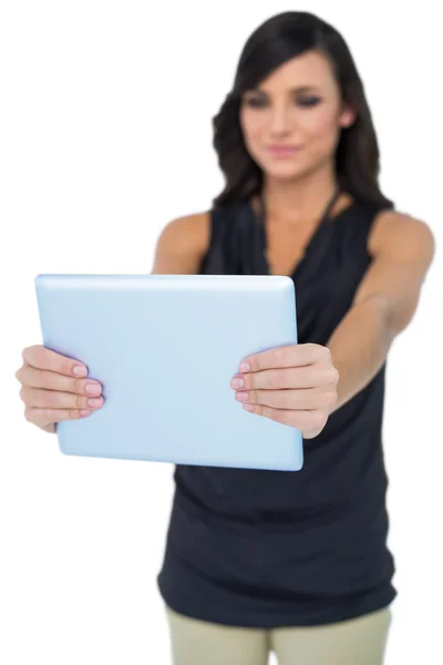 Elegante modelo de cabelos escuros olhando para seu tablet pc — Fotografia de Stock