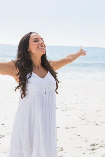 Conteúdo morena em vestido de sol branco curtindo o sol — Fotografia de Stock