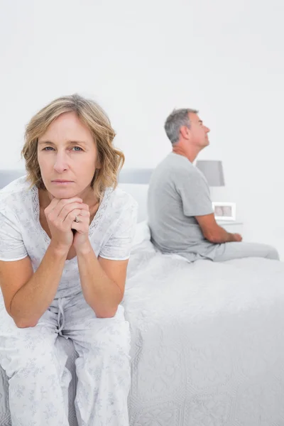 Beu paar zittend op verschillende zijden van bed een geschil — Stockfoto