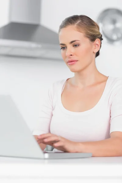 Geconcentreerde vrouw te typen op laptop — Stockfoto