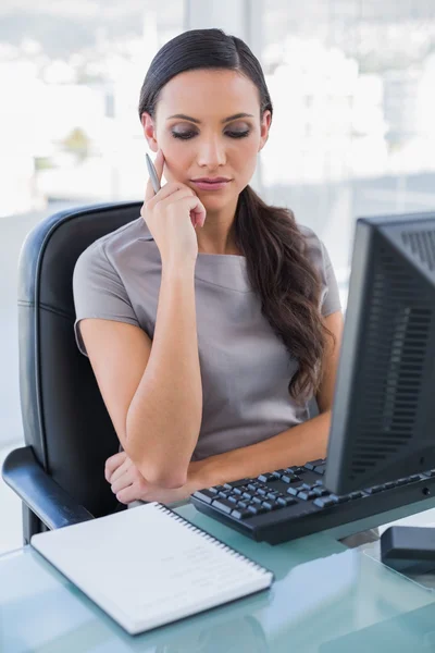 Pensiero splendida donna d'affari in posa — Foto Stock