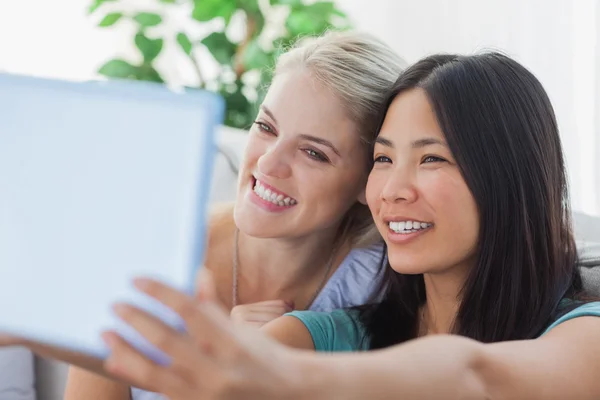 Dois amigos bonitos tirando foto com tablet pc — Fotografia de Stock