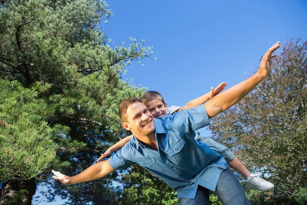 Son leker med sin pappa utanför — Stockfoto