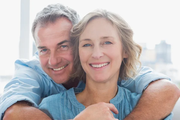 Gelukkig man zijn vrouw van achteren knuffelen — Stockfoto