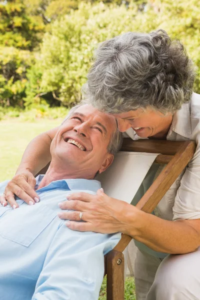 Счастливая зрелая женщина улыбается своему мужу — стоковое фото