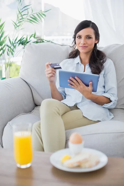 Fredliga brunett med hjälp av sitt kreditkort för att köpa online — Stockfoto