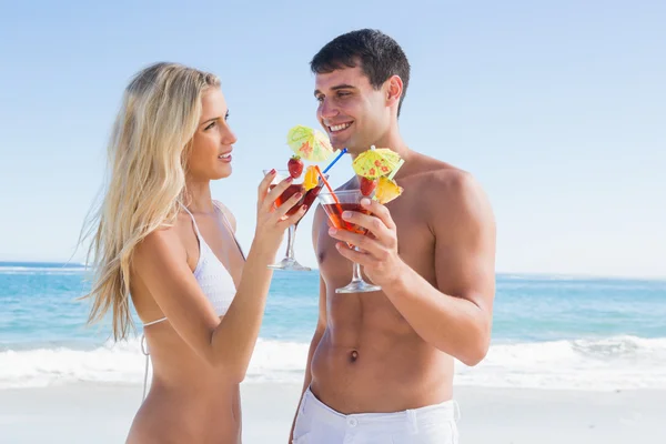 Happy young couple holding cocktails — Stock Photo, Image