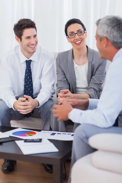 Gente alegre de negocios hablando y trabajando juntos en el sofá — Foto de Stock